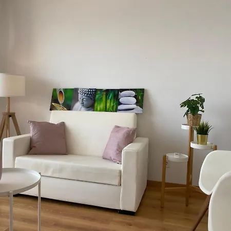 Guest house Comfortable Bedrooms In With River View Almada