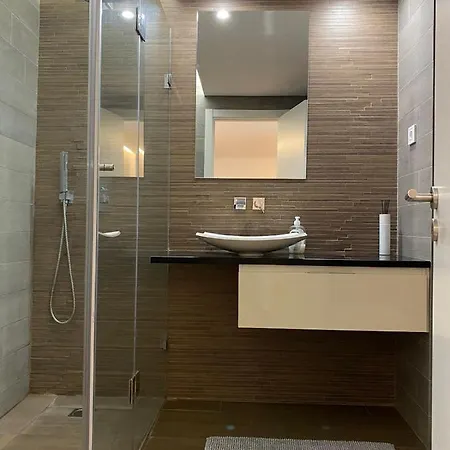 Comfortable Bedrooms In With River View Guest house *