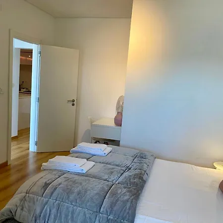 Guest house Comfortable Bedrooms In With River View Almada