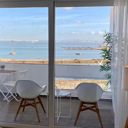 Maison d'hôtes Comfortable Bedrooms In With River View *
